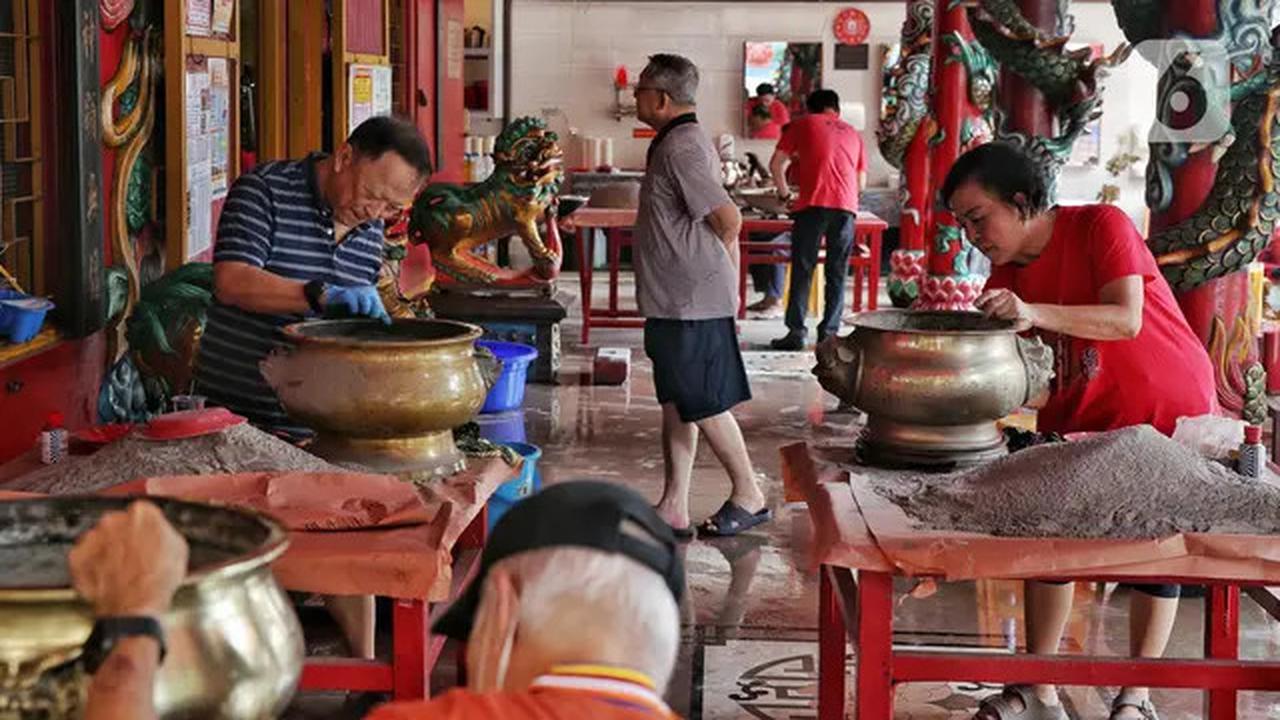 Melihat Ritual Bersih-bersih Patung dan Vihara Amurva Bhumi Jakarta
