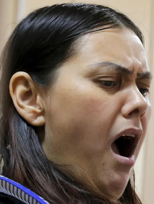 Gulchehra Bobokulova saat berada di ruang sidang, Moskow, Rusia, Rabu (2/3). Bobokulova mengaku mendapat bisikan misterius untuk membunuh bocah tersebut. (REUTERS / Maxim Shemetov)