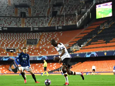 Gelandang Atalanta, Josip Ilicic, berebut bola dengan pemain Valencia pada laga babak 16 besar Liga Champions 2019-2020 di Stadion Mestalla, Valencia, Rabu (11/3). Atalanta menang 4-3 atas Valencia. (AFP/POOL UEFA)