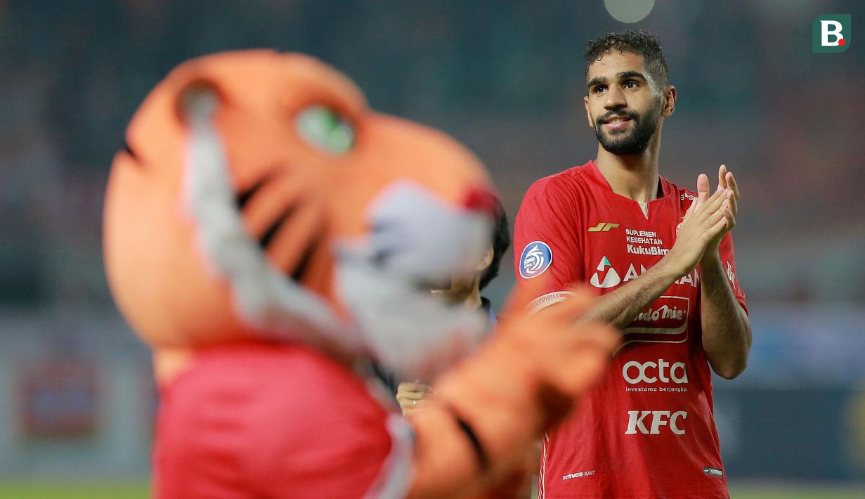 Pemain Persija Jakarta, Abdulla Yusuf Helal merayakan kemenangan atas Persita Tangerang usai laga pekan ke-6 BRI Liga 1 2022/2023 antara Persija Jakarta melawan Persita Tangerang di Stadion Patriot Candrabhaga, Bekasi, Rabu (24/8/2022) malam WIB. (Bola.com/M Iqbal Ichsan)