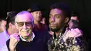 Legenda buku komik Stan Lee, kiri, pencipta superhero "Black Panther", berpose dengan Chadwick Boseman, bintang film "Black Panther" baru, pada pemutaran perdana di The Dolby Teater di Los Angeles pada 29 Januari 2018. (AP Photo/Chris Pizzello)