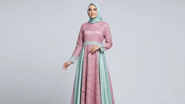 Gamis Brokat A-Line dengan Panel Satin