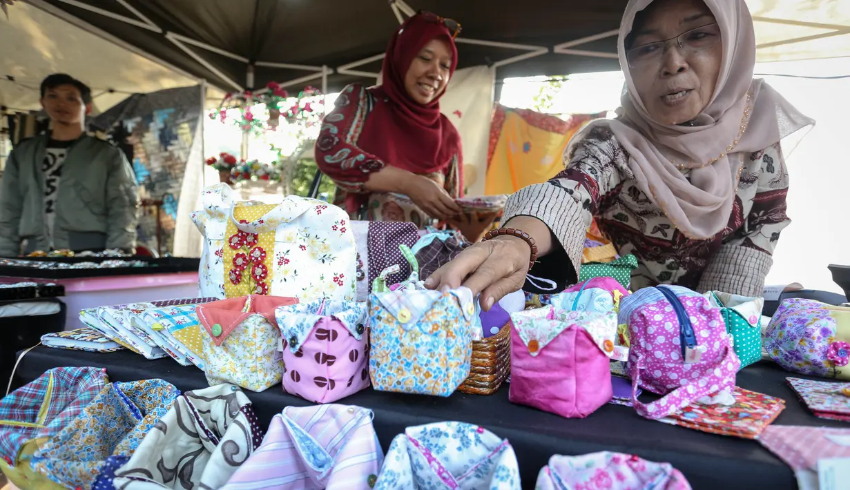 Sebuah tempat pensil unik dipamerkan saat Pekan Produk Kreatif Daerah (PPKD) di Lapangan Banteng, Jakarta, Jumat (29/5/2015). Acara tersebut digelar dari 29 Mei-2 Juni 2015. (Liputan6.com/Faizal Fanani)