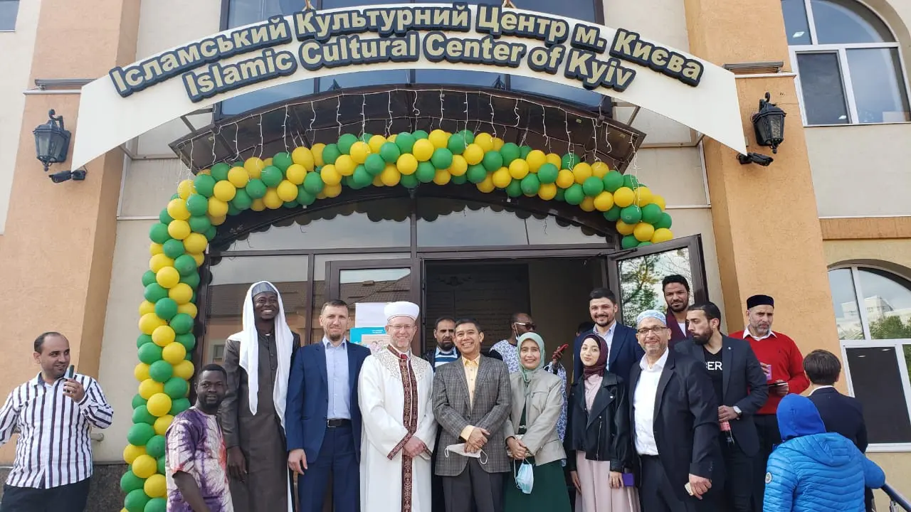 Dubes RI di Kyiv, Prof. Dr. Yuddy Chrisnandi bersama istri, Ny. Velly Elvira mengunjungi masjid Ar-Raid untuk bersilaturahmi kepada Mufti Ar-Raid, Syekh Said Ismagilov dan para pengurus masjid Ar-Raid. (Photo credit: KBRI Kyiv)
