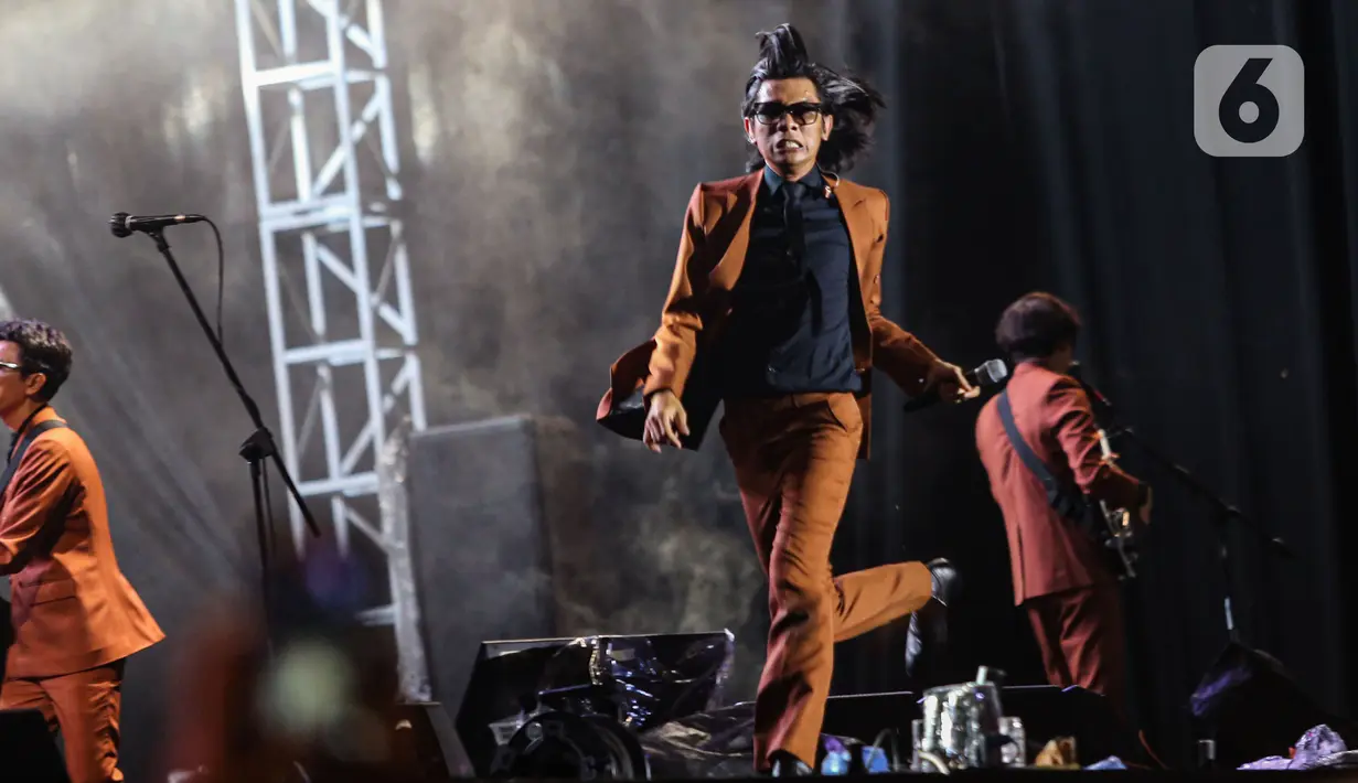 The Changcuters menggebrak panggung Titik Kumpul Festival 2024 hari pertama digelar di Stadion Madya GBK, Jakarta, Sabtu (27/4/2024). (Liputan6.com/Angga Yuniar)