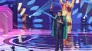 Penyanyi dangdut  Rhoma Irama menerima piala untuk kategori Lifetime Achievement dalam ajang Indonesian Dangdut Awards 2017 di Studio 6 EMTEK CITY, Jakarta, Jumat (13/10). (Liputan6.com/Herman Zakharia)