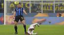 <p>Stefan de Vrij dari Inter Milan berebut bola dengan pemain Empoli, Nicolo Cambiaghi selama pada pertandingan lanjutan Liga Italia di stadion San Siro di Milan, Italia, Selasa (24/1/2022). Kemenangan atas Inter Milan membuat Empoli kini berada di peringkat ke 9 dengan 25 poin. (AP Photo /Luca Bruno)</p>