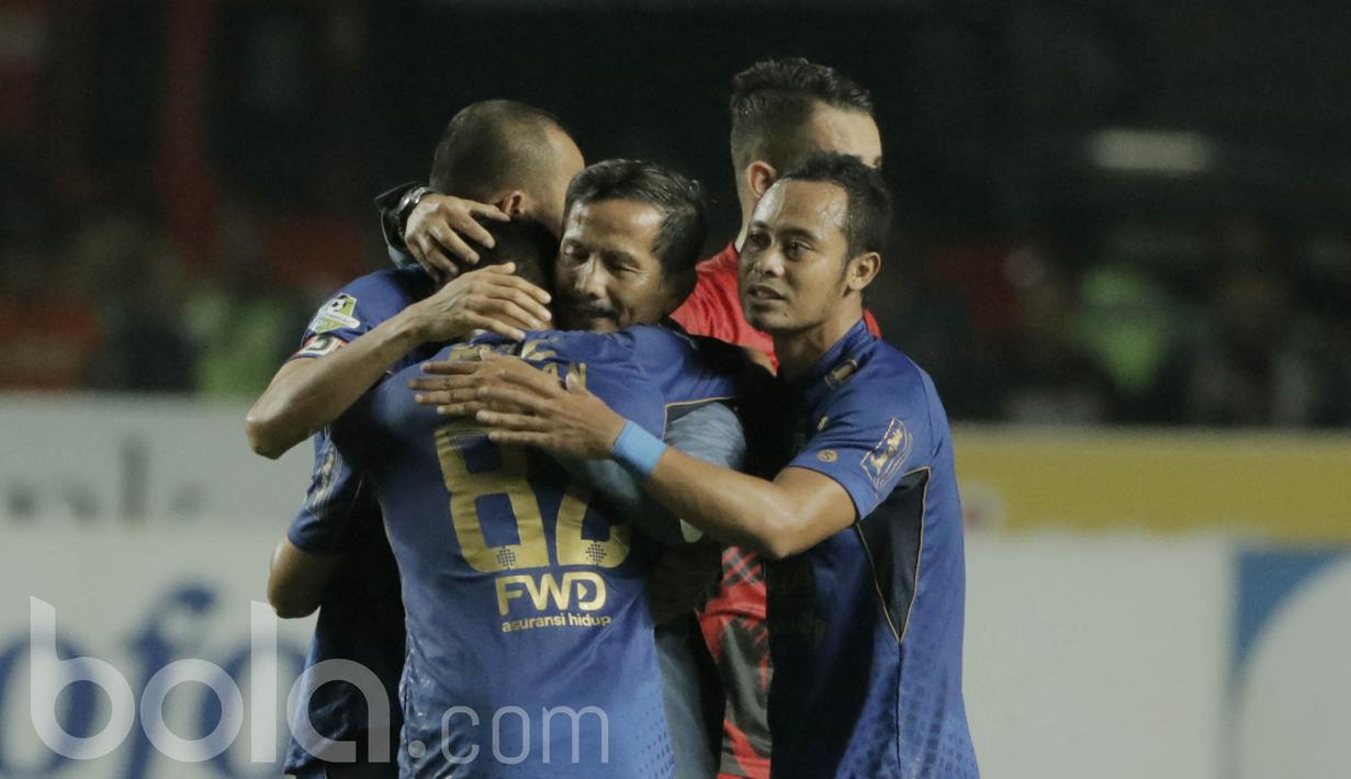 Pelatih Persib, Djajang Nurjaman, dipeluk para pemain setelah berhasil menang atas Persiba pada laga lanjutan liga 1 Indonesia di Stadion GBLA, Bandung, Minggu (11/6/2017). Persib menang 1-0. (Bola.com/M Iqbal Ichsan)