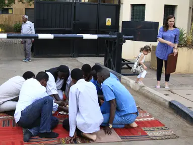 Sejumlah pria Sudan berbuka puasa selama bulan suci Ramadan di depan kedubes Inggris di ibukota Khartoum (23/5/2019). Duta Besar Inggris untuk Sudan, Irfan Sidiq menggelar buka puasa bersama di ibu kota tersebut. (AFP Photo/Ebrahim Hamid)