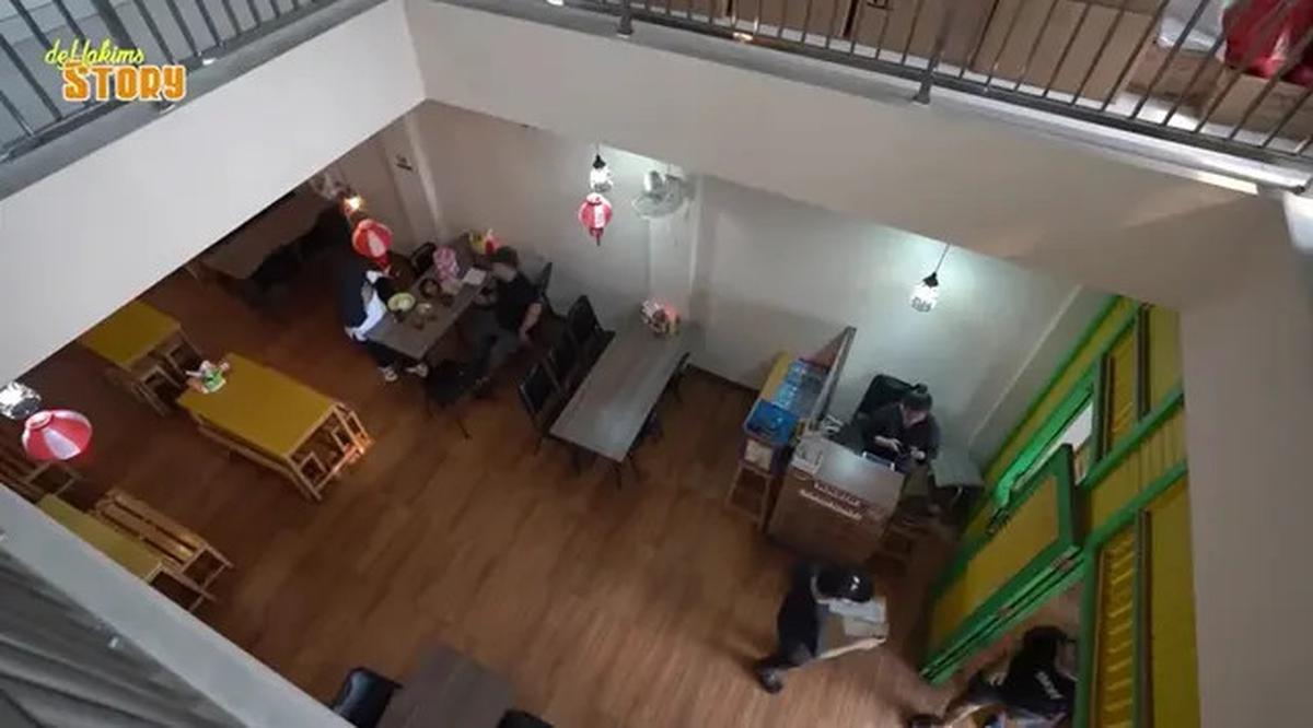 Intip Interior Warung Makan Ayah Ayu Ting Ting, Kental Nuansa Betawi
