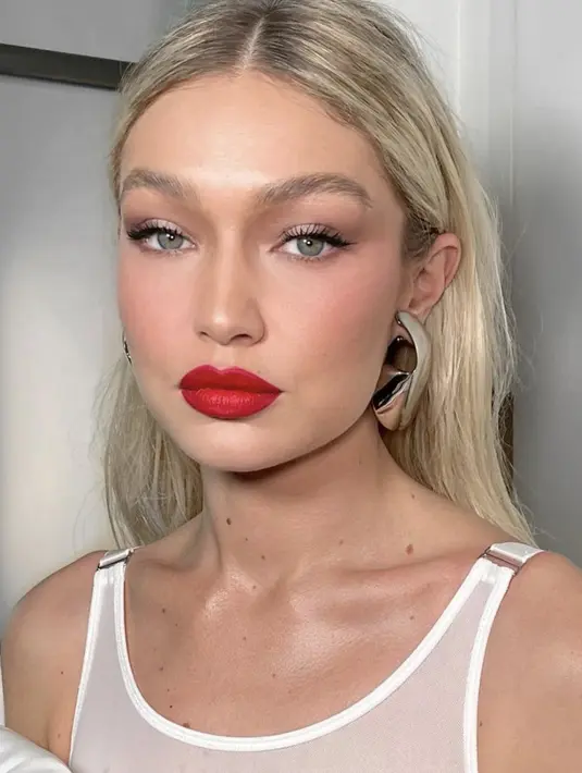 Membiarkan rambut terurai dengan aksen middle part juga bisa jadi gaya rambut andalan setiap saat.  [Foto: Instagram/ Gigi Hadid]