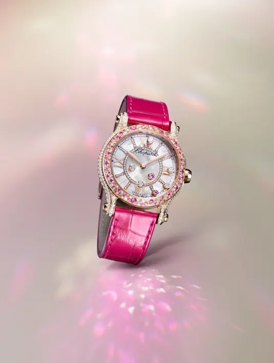 Dial mother-of-pearl berwarna putih bertekstur memberikan sentuhan alami yang berkilauan, sementara mesin jam otomatis dengan cadangan daya 42 jam memastikan performa yang andal. Desain ini menjadi wujud sempurna dari gaya sport-chic yang ikonis, menghadirkan kesan anggun dan berkelas bagi pemakainya. [Dok/Chopard].