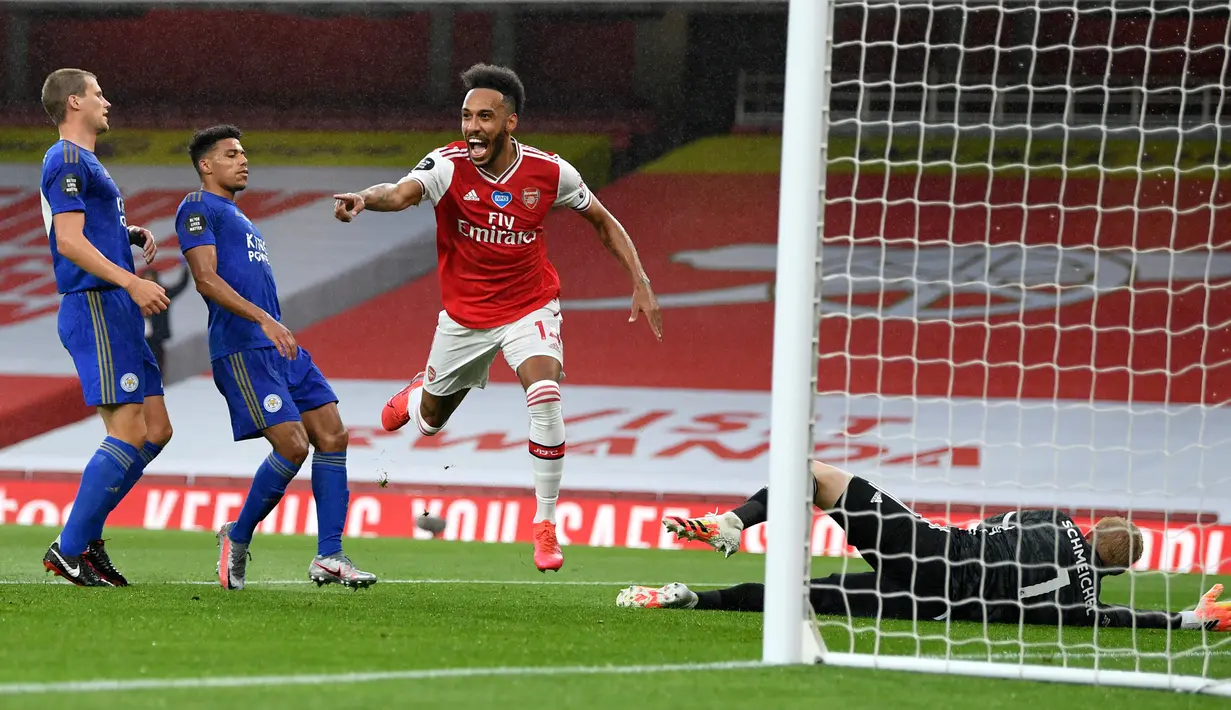 Penyerang Arsenal, Pierre-Emerick Aubameyang merayakan gol yang dicetaknya ke gawang Leicester City dalam lanjutan Liga Inggris di Stadion Emirates di London, Selasa (7/7/2020).  Arsenal hanya mampu bermain imbang 1-1 saat menjamu Leicester City. (AP Photo/Shaun Botterill,Pool)