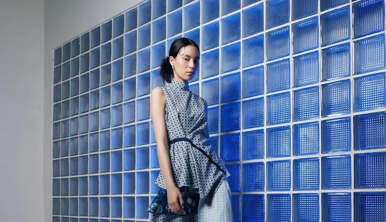 Bateeq menghadirkan busana batik dalam siluet asimetris. Terlihat modern dan fashionable [instagram/bateeqshop]