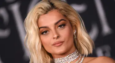 Penyanyi AS Bebe Rexha berpose saat tiba menghadiri pemutaran perdana film Disney "Maleficent: Mistress of Evil" di Teater El Capitan di Hollywood (30/9/2019). Bebe Rexha tampil seksi mengenakan gaun beludru hitam dengan belahan paha tinggi. (AFP Photo/Valerie Macon)