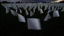 Bendera putih dipajang untuk mengenang orang AS yang meninggal karena COVID-19 dalam instalasi seni sementara seniman Suzanne Brennan Firstenberg 'Di Amerika: Ingat' di National Mall, Washington, AS, Jumat (17/9/2021). Instalasi terdiri dari lebih dari 630.000 bendera. (AP Photo/Brynn Anderson)