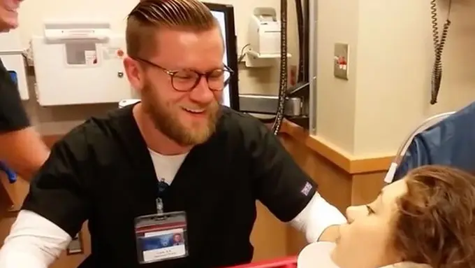 Pasien Centil Sama Perawatnya Karena Pengaruh Obat Bius, Kocak!