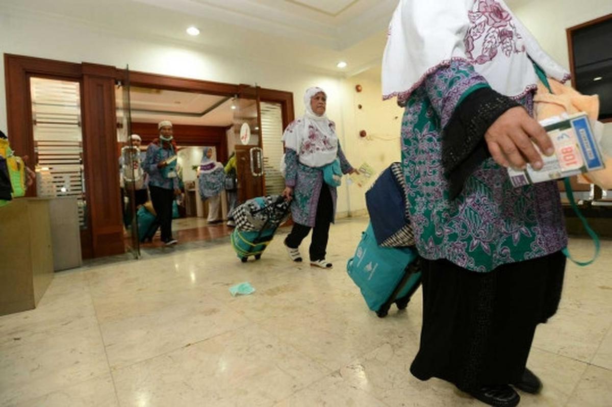 Tiba di Halim, kloter pertama jemaah haji DKI langsung sujud syukur
