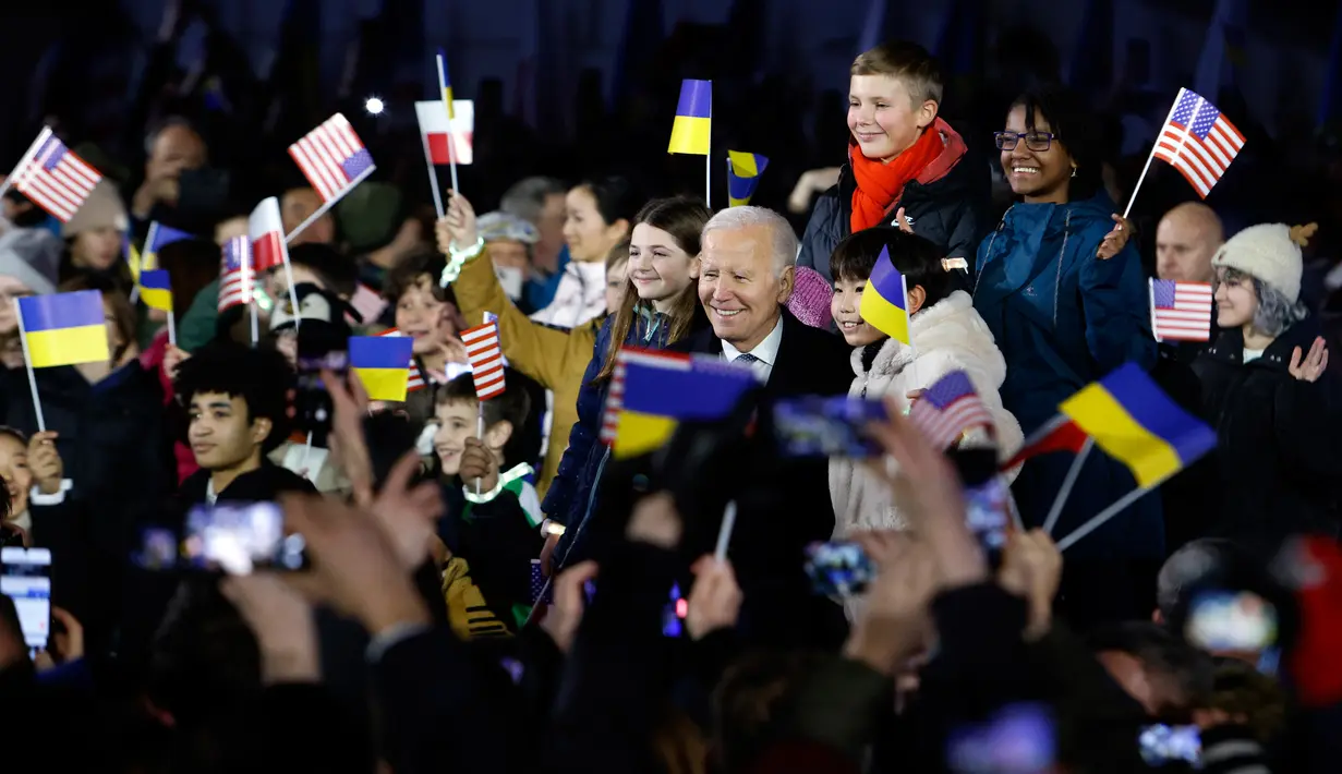 Presiden Amerika Serikat Joe Biden berpose bersama anak-anak setelah menyampaikan pidato yang menandai peringatan satu tahun invasi Rusia ke Ukraina di Royal Castle Gardens, Warsawa, Polandia, 21 Februari 2023. Ukraina, sebut Biden, tidak akan pernah menjadi kemenangan bagi Rusia. (AP Photo/Michal Dyjuk)