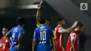 Pemain Persib Bandung, Bayu Fiqri (kiri), mendapat kartu merah saat melawan Persija Jakarta pada  laga final Piala Menpora 2021 di Stadion Maguwoharjo, Sleman, Minggu (25/4/2021). Kemenangan di leg kedua ini mempertegas dominasi Persija atas Persib di final Piala Menpora 2021. (Bola.com/M Iqbal Ichs