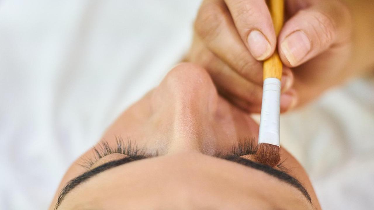 Ilustrasi Brow Tinting atau Pewarnaan Alis (©Pixabay)
