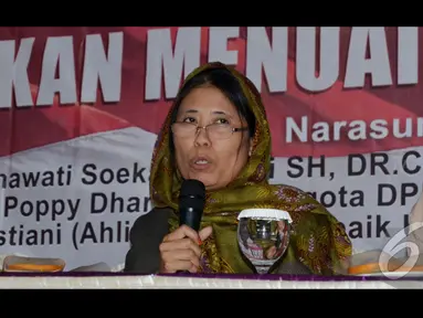 Mantan komisioner KPU Chusnul Mar'iyah saat diskusi di Taman Ismail Marzuki, Jakarta, Senin (18/8/2014) (Liputan6.com/Johan Tallo)