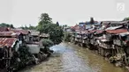 Suasana permukiman kumuh bantaran kali ciliwung di kawasan Manggarai, Jakarta, Sabtu (9/1). Kementerian Pekerjaan Umum dan Perumahan Rakyat (PUPR) tengah menggarap Program Kota Tanpa Kumuh (kotaku). (Liputan6.com/Faizal Fanani)
