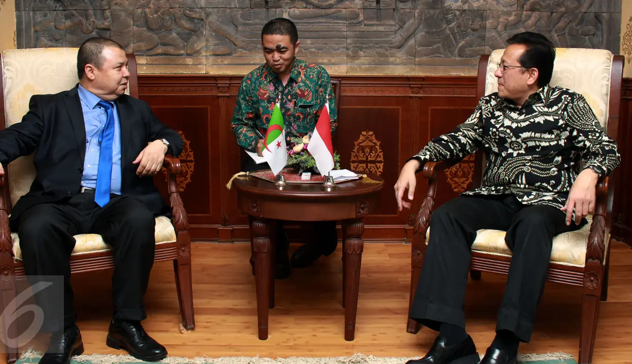Ketua DPD RI Irman Gusman (kanan) berbincang dengan Duta Besar Aljazair AbdelKader Aziria (kiri) di Kompleks Parlemen, Jakarta, Senin (2/11/2015). Pertemuan untuk menjalin kerjasama diplomatik antar lembaga dan negara. (Liputan6/Johan Tallo)