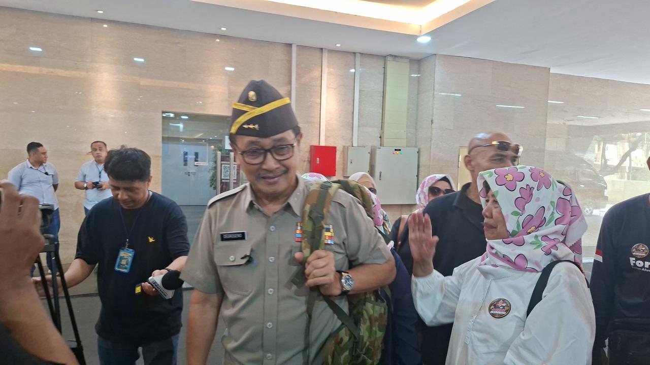 Berseragam Purnawirawan, Oegroseno Hadiri Klarifikasi Kortas Tipidkor Polri