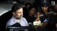 Jeremy Thomas memberi keterangan kepada awak media terkait kasus putranya, Axel Matthew Thomas di rumah sakit Pondok Indah, Jakarta, Selasa (18/07). (Liputan6.com/Herman Zakharia)