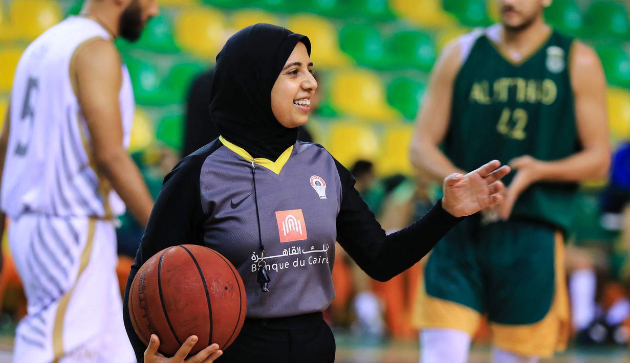 Sebelum tahun 2017, FIBA tidak mengijinkan pemain wanita ataupun perangkat pertandingan mengenakan hijab seperti yang dikenakan Sarah Gamal sebagai identitas muslimah dalam sebuah pertandingan. Pada 2017, FIBA mengubah aturannya tentang penggunaan hijab dalam kondisi tertentu. (AFP/Hazem Gouda)