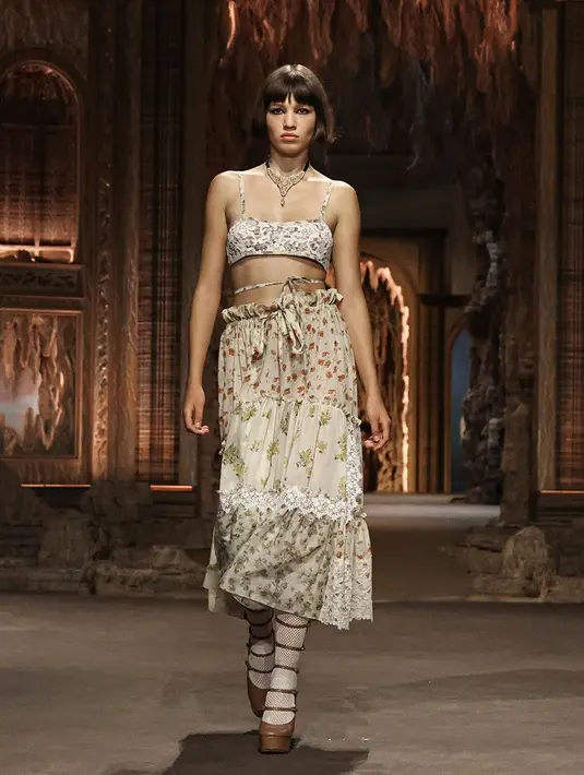 Bunga dan renda juga berlimpah, dengan bunga mekar muncul di bralette, paperbag-waist skirts, dan celana pendek bergelombang. (Dok/DIOR).