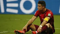 Kapten Timnas Portugal, Cristiano Ronaldo tertegun usai bermain imbang lawan Amerika Serikat 2-2 di Stadion Amazonia, Brasil, (23/6/2014). (REUTERS/Jorge Silva)