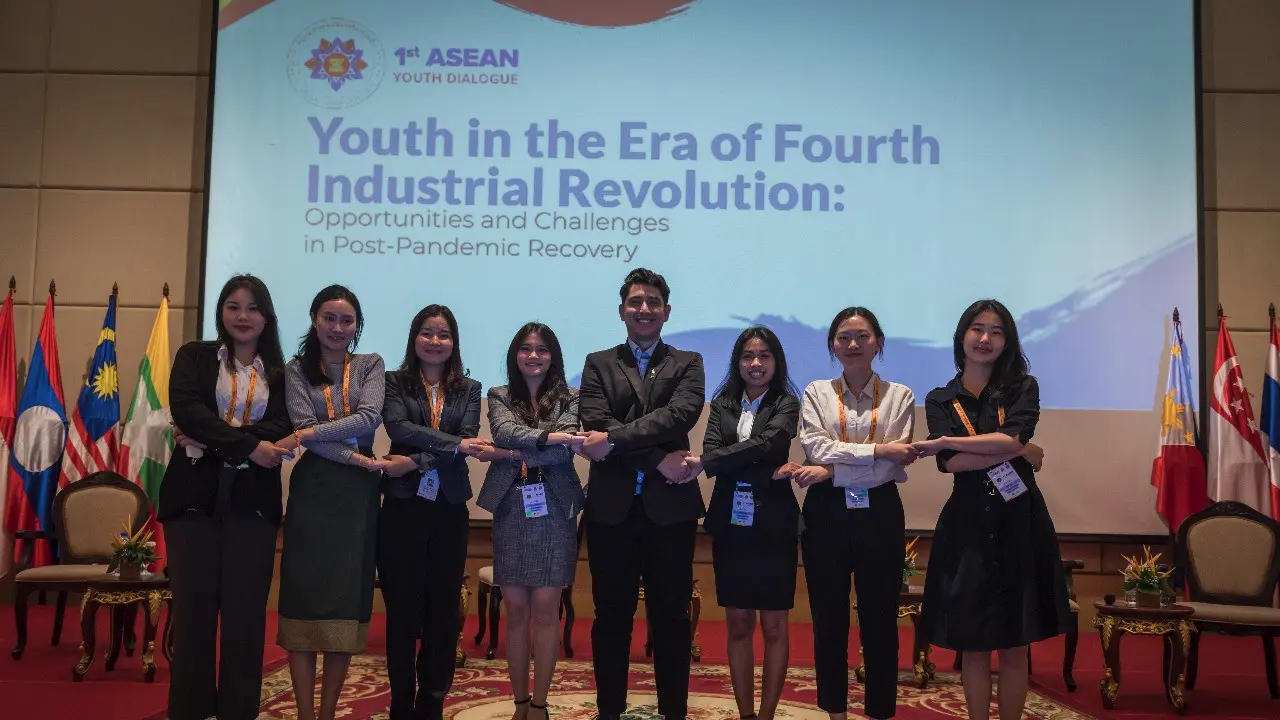Avina (Keempat dari kiri) bersama perwakilan negara ASEAN dan Korea Selatan di 1st ASEAN Youth Dialogue. (Istimewa).