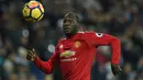 Romelu Lukaku membuka keunggulan bagi timnya pada menit ke-27 memanfaatkan umpan Marcus Rashford saat melawan West Bromwich pada lanjutan Premier League di The Hawthorns stadium, West Bromwich, (17/12/ 2017). MU menang 2-0. (AFP/Oli Scarff)