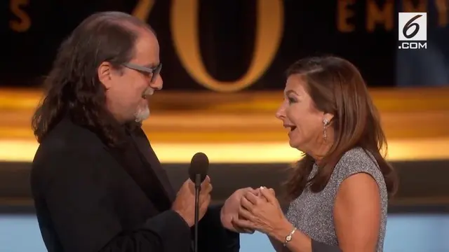Sutradara kawakan Hollywood, Glenn Weiss memanfaatkan podium Emmy Awards 2018 untuk melamar kekasihnya.