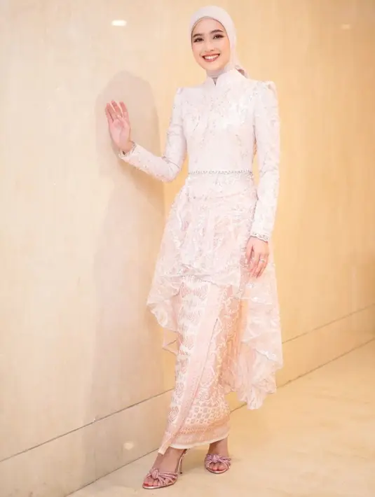 Cut Syifa memilih kebaya modern berwarna baby pink yang dipadukan dengan kain songket dan hijab warna senada.   [Instagram/dimassinggih]