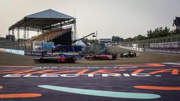 Sejumlah pebalap memacu mobilnya saat sesi latihan bebas Jakarta E-Prix 2023 yang berlangsung di Jakarta Intenational E-Prix Circuit (JIEC), Ancol, Jakarta, Jumat (02/06/2023). (Bola.com/Bagaskara Lazuardi)