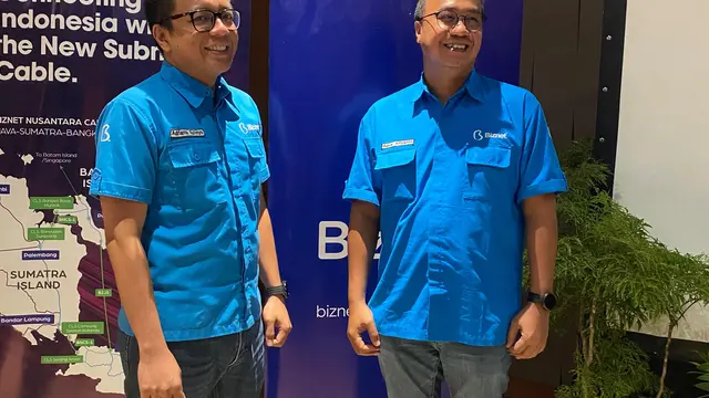 Senior Manager Marketing Biznet Adrianto Sulistyo dan Senior Vice President Network Biznet Agus Ariyanto dalam acara Grand Launching pembangunan infrastruktur kabel fiber optik bawah laut pertama dengan nama Biznet Nusantara Cable System-1 atau BNCS-1.