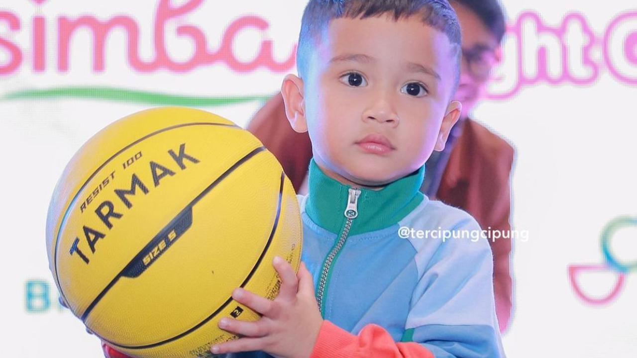 7 Potret Rayyanza di Main Bola Basket yang Bikin Netizen Kagum