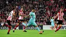 Pemain Barcelona, Luis Suarez berusaha mengontrol bola dengan kawalan pemain Athletic Bilbao pada pekan ke-10 Liga Spanyol di San Mames, Minggu (29/10) dini hari. Satu gol dari Lionel Messi dan Paulinho membawa Blaugrana menang 2-0. (AP/Alvaro Barrientos)