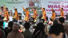 Tari tradisional Betawi saat tampil memeriahkan Festival Condet 2022 di Lapangan Gedong, Condet Raya, Jakarta Timur, Minggu (4/9/2022). Setelah sempat ditiadakan selama dua tahun akibat pandemi, Festival Condet kembali digelar dengan mengusung tema "Warna Kolaborasi" yang berlangsung hingga Minggu (4/9) malam dengan harapan dapat melestarikan budaya Betawi sekaligus memperkenalkan kepada masyarakat milenial. (merdeka.com/Iqbal S. Nugroho)