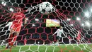 Pemain Liverpool, Roberto Firmino merayakan gol Philippe Coutinho ke gawang Spartak Moskow pada matchday 2 Grup E Liga Champions di Otkrytiye Arena, Rabu (27/9). Liverpool harus puas bermain imbang 1-1 di kandang Spartak Moskow. (Kirill KUDRYAVTSEV / AFP)