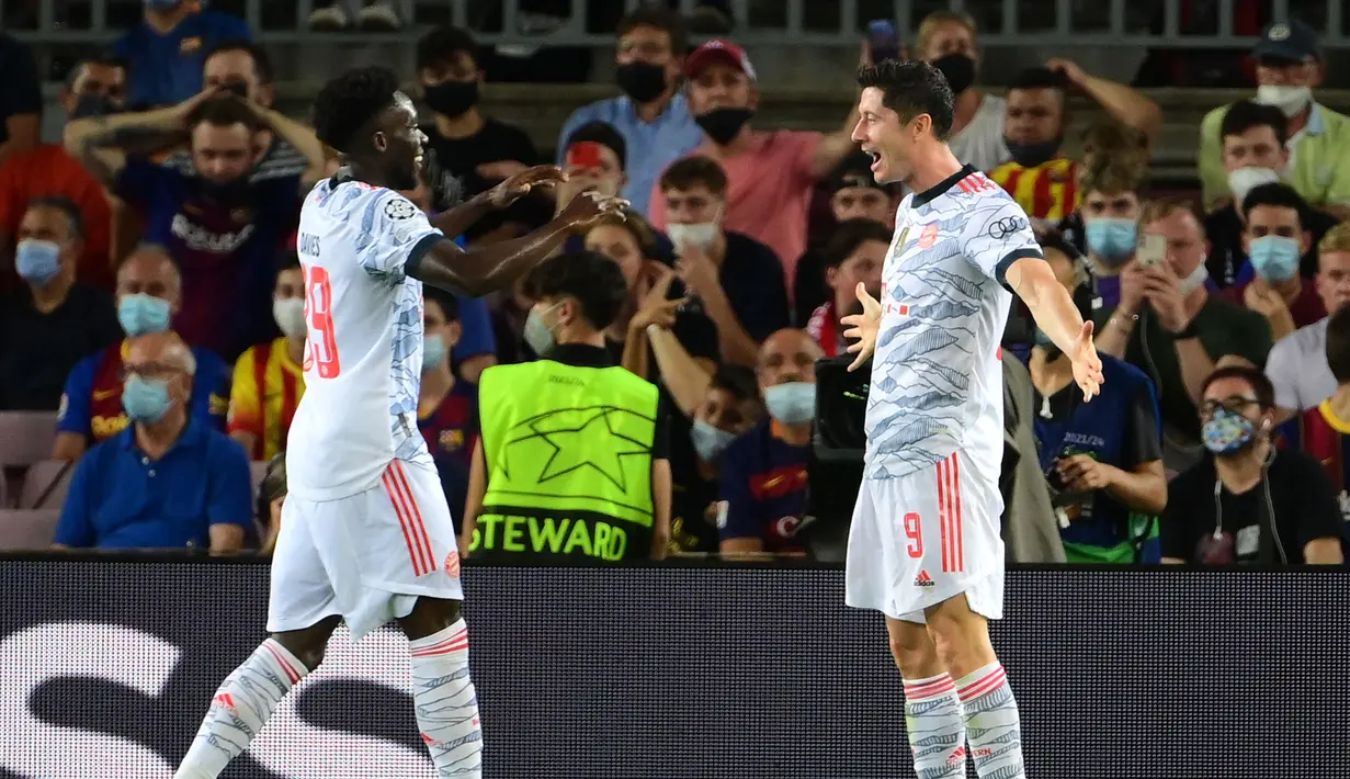 Sayangnya Barcelona malah kembali kebobolan di menit ke-85. Lewandowski (kanan) sukses mencetak gol untuk kedua kalinya. Keunggulan Die Roten akhirnya bertahan hingga pertandingan usai. Bayern Munchen menang 3-0 atas tuan rumah Barcelona. (Foto: AFP/Lluis Gene)
