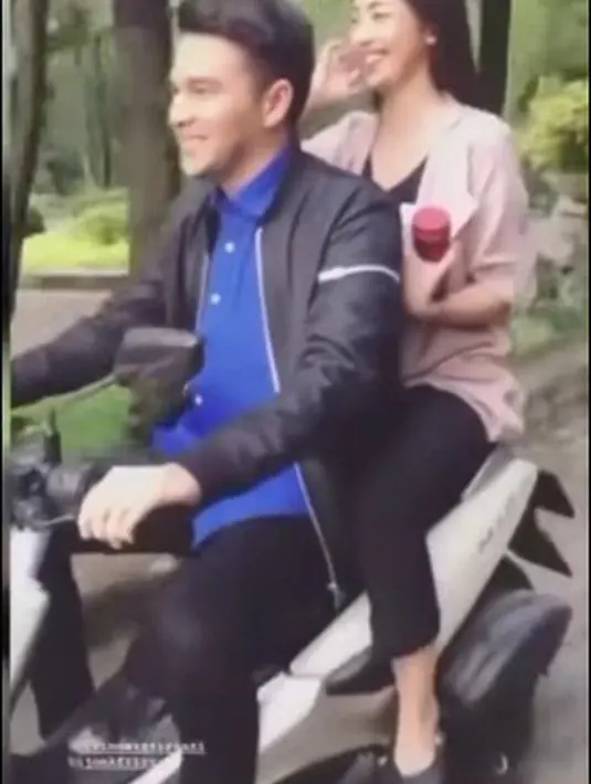 Ijonk sendiri mengaku buka tipe orang yang suka pamer-pamer. Terkait bersama Ririn, Ijonk menyebut bahwa ia hanya berniat mengunggah potret bareng rekan-rekan syutingnya.  [Instagram/ririnijonk_support]