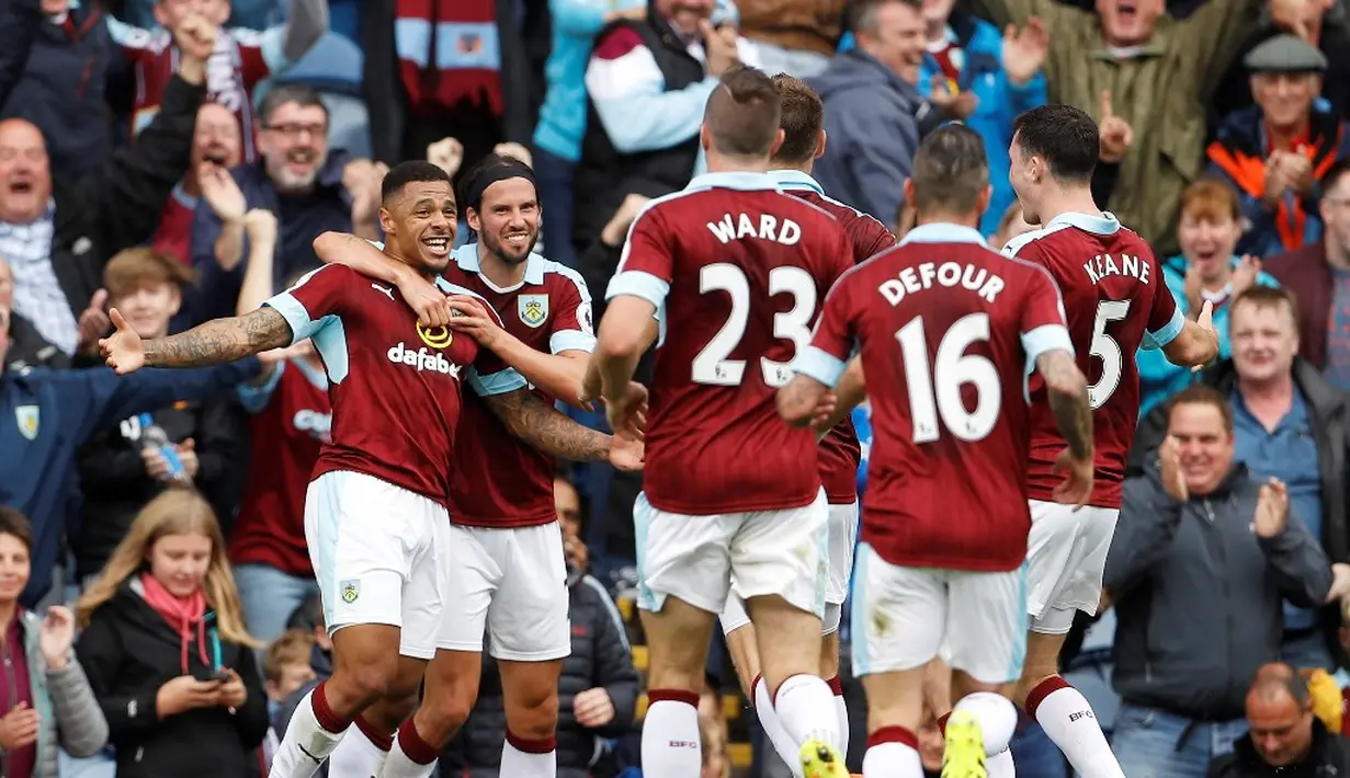Pemain Burnley, Andre Gray, merayakan gol yang dicetaknya ke gawang Liverpool dalam lanjutan Premier League di Stadion Turf Moor, Sabtu (20/8/2016). (Action Images via Reuters/Lee Smith)