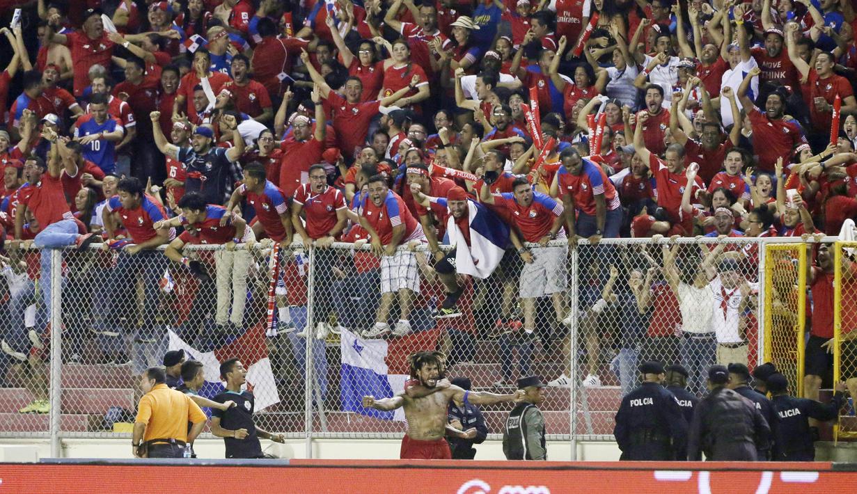Bek Panama, Roman Torres, melakukan selebrasi usai mencetak gol ke gawang Kosta Rika pada laga kualifikasi Piala Dunia 2018 di Stadion Rommel Fernández, Selasa (10/10/2017). Panama menang 2-1 atas Kosta Rika. (AP/Arnulfo Franco)