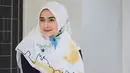 Sejak memutuskan berhijab pada beberapa tahun lalu, penampilan Sonya Fatmala semakin modis dan menarik untuk ditiru. Terlebih dengan gaya hijabnya yang simple namun kekinian dan patut ditiru. (Instagram/Sonyafatmala)
