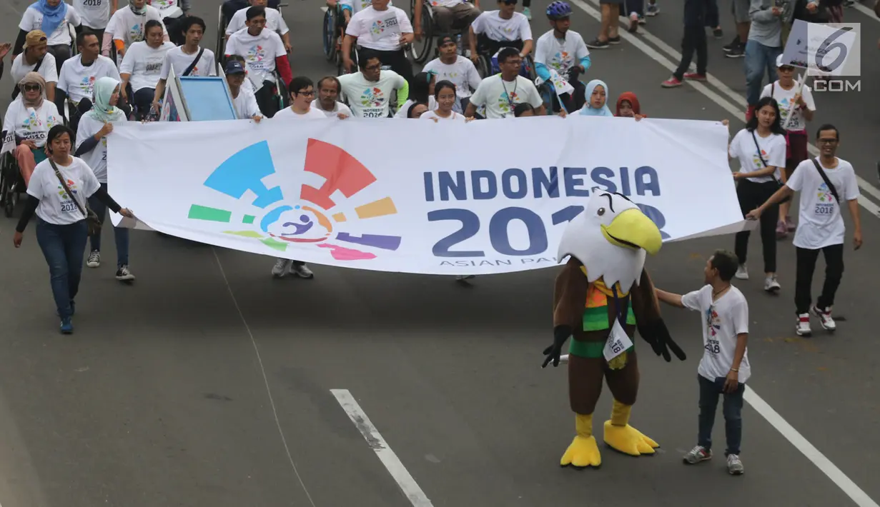 Maskot Asian Games 2018 yaitu Bhin-bhin memimpin parade saat melintasi Jalan MH Thamrin, Jakarta, Minggu (15/5). Para peserta akan berjalan kaki membentuk barisan dengan tujuan finis di Kemenkominfo. (Liputan6.com/Arya Manggala)