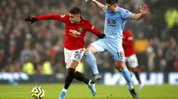 Pemain Manchester United, Andreas Pereira, berebut bola dengan pemain Burnley, Ashley Westwood, pada laga Premier League di Stadion Old Trafford, Kamis (23/1/2020). Manchester United takluk 0-2 dari Burnley. (AP/Martin Rickett)